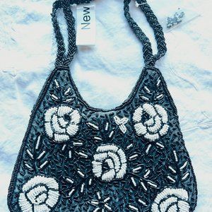 🤍 New European Handmade Beaded Purse – White Roses on Silver-Gray Beads NWT